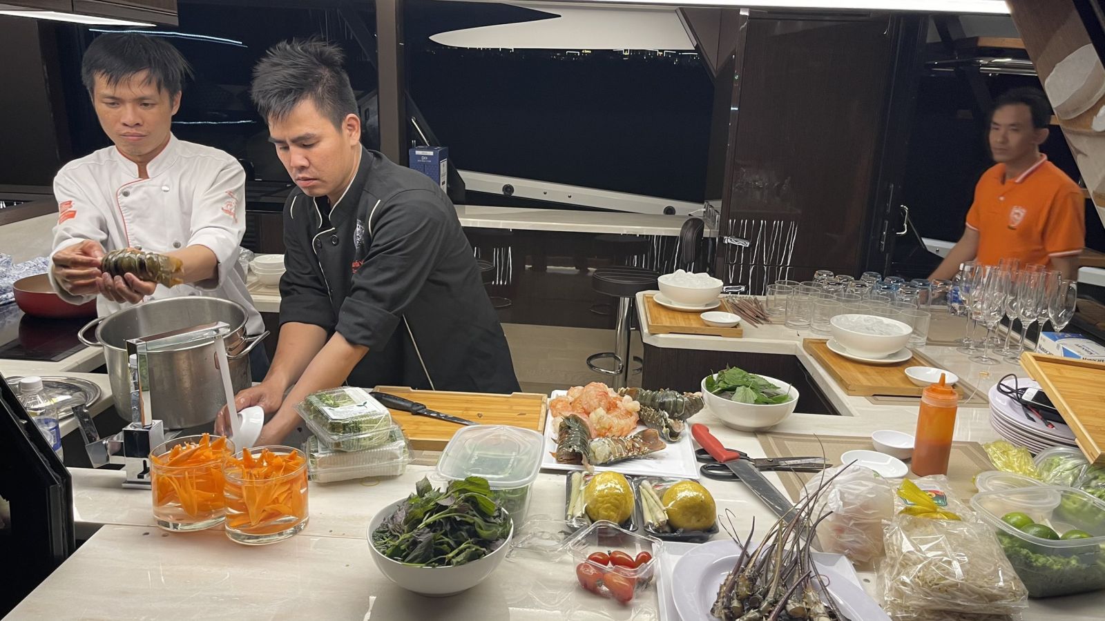 đầu bếp phục vụ trên du thuyền